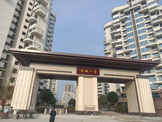 四川潤誠 . 尚城一區(qū)護(hù)欄<a href=http://xgqqs.cn/product/baiyekongdiao/ target=_blank class=infotextkey>百葉窗</a>豎桿項(xiàng)目