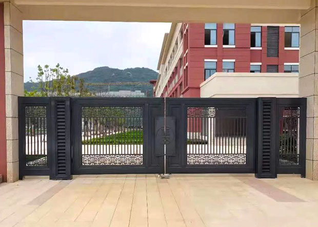 咸寧赤壁學校鋁合金大門<a href=http://xgqqs.cn/product/weiqianzalan/ target=_blank class=infotextkey>柵欄</a>工程