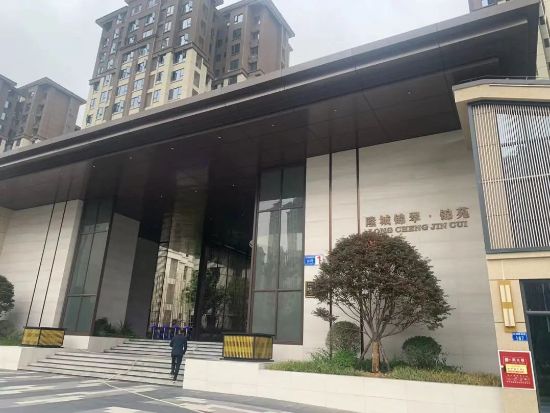 四川隆昌隆城錦翠·錦苑護(hù)欄百葉窗空調(diào)架項(xiàng)目 四川隆昌隆城錦翠·錦苑護(hù)欄百葉窗空調(diào)架項(xiàng)目
