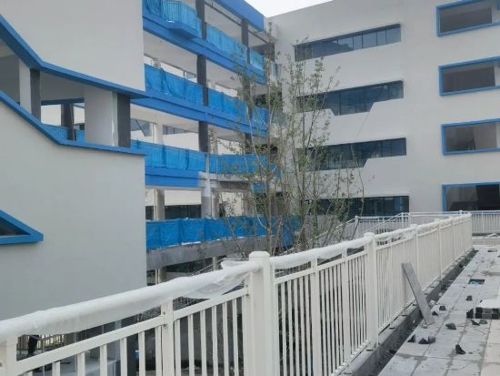 湖北襄陽金輝優(yōu)步學(xué)府樓梯護(hù)欄百葉窗空調(diào)架項(xiàng)目 湖北襄陽金輝優(yōu)步學(xué)府樓梯護(hù)欄百葉窗空調(diào)架項(xiàng)目