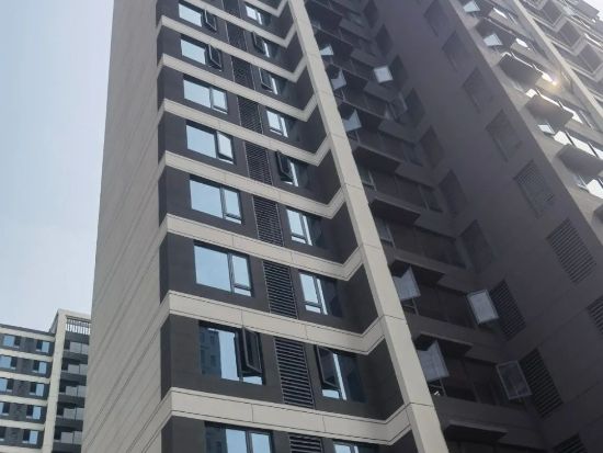 湖北襄陽金輝優(yōu)步學(xué)府樓梯護(hù)欄百葉窗空調(diào)架項(xiàng)目 湖北襄陽金輝優(yōu)步學(xué)府樓梯護(hù)欄百葉窗空調(diào)架項(xiàng)目