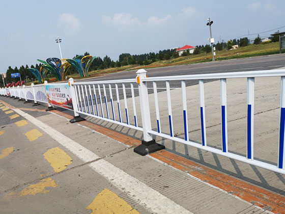 城市<a href=http://xgqqs.cn/product/daoluhulan/ target=_blank class=infotextkey>道路護欄</a>如何合理布局和選擇高度