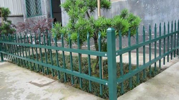 鋅鋼草坪<a href=http://xgqqs.cn target=_blank class=infotextkey>護(hù)欄廠家</a>價格多少錢一米?