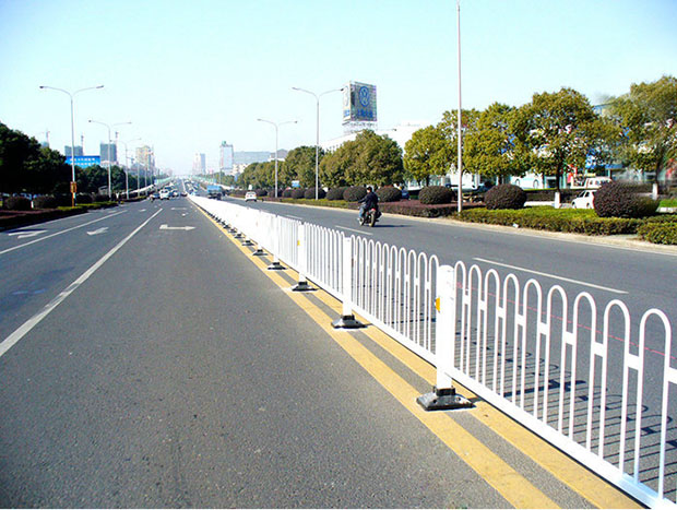 關(guān)于鋅鋼<a href=http://xgqqs.cn/product/daoluhulan/ target=_blank class=infotextkey>道路護(hù)欄</a>的報價說明