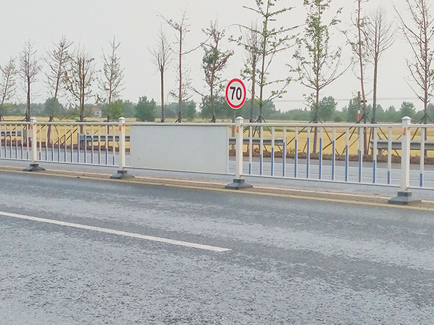 城市道路鋅鋼護(hù)欄的功能介紹，道路<a href=http://xgqqs.cn target=_blank class=infotextkey>護(hù)欄廠家</a>選擇