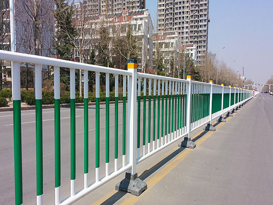 人行道隔離<a href=http://xgqqs.cn target=_blank class=infotextkey>護(hù)欄廠家</a>哪里有