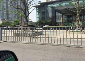 眼中無欄，心中有欄，爭(zhēng)做文明市民