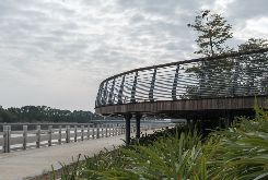 鋅鋼欄桿和傳統(tǒng)欄桿有什么區(qū)別？聽聽護欄廠怎么說